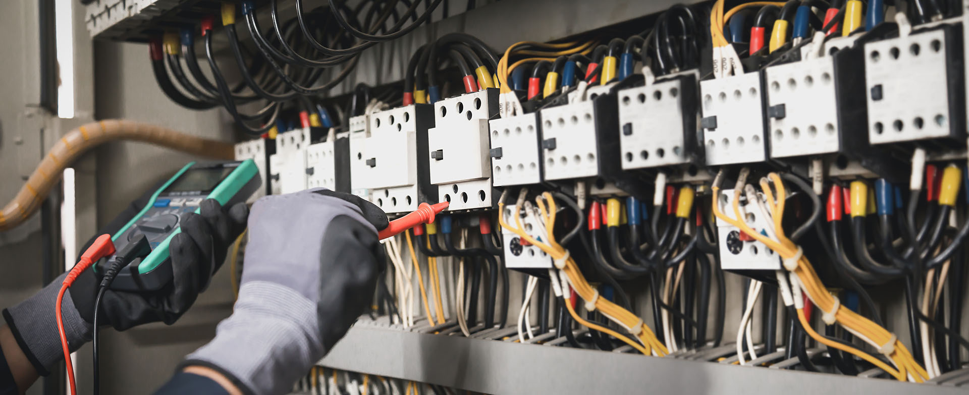 Génie Electrique TCPE Climatique assure toutes les installations électriques nécessaires pour les entreprises, bâtiments publics...